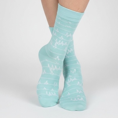 Мъжки памучни чорапи в светлосиньо с бели зигзагообразни линии