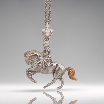 Image 1 of Конен спорт - Мъжки медальон „Ездач (обездка) - Частично позлатено покритие - Сребро 925 - Ръчно изработено бижу/талисман - Идеален подарък за мъж - ssj