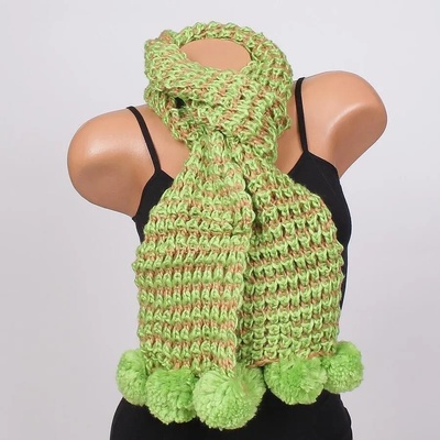 Плетен шал в зелено и бежово с пухкави помпони