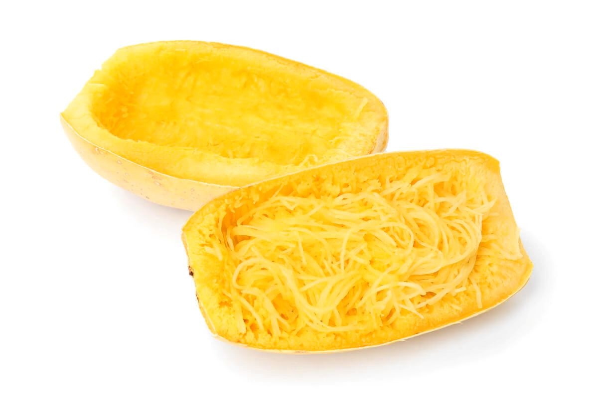 Dovlecel spaghetti tăiat în jumătate