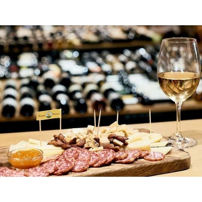 Degustace vín s občerstvením + dárkový set vína a sýrů