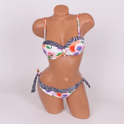 Бански в бяло и нежни цветя