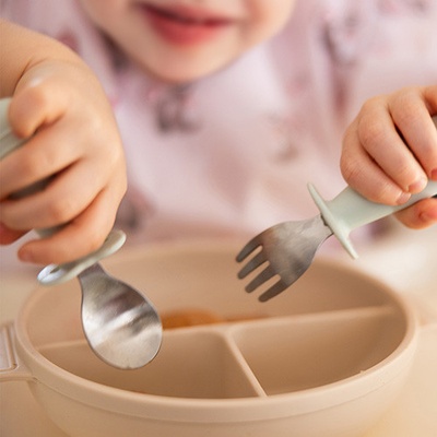BABYONO Příbor dětský se zábranou béžový 12m+
