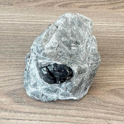 Nefertitis Obsidián Apačská slza v matrixu USA 98 NF64917 - cca 2,3 cm, 314 g