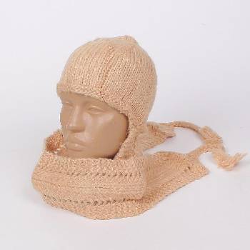 Плетен зимен шал с шапка в бежово