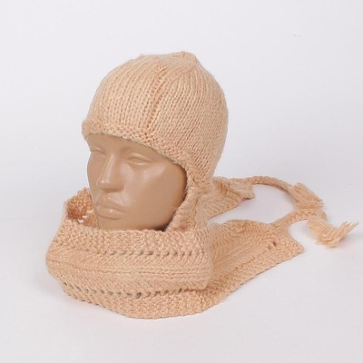 Плетен зимен шал с шапка в бежово