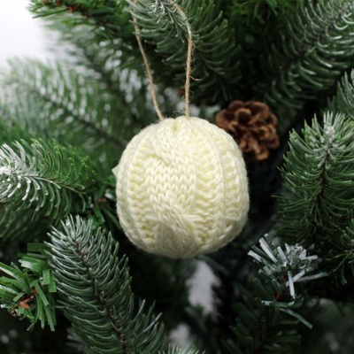 IMP-EX Vianočná ozdoba na zavesenie guľa so štrikovaným poťahom krémová