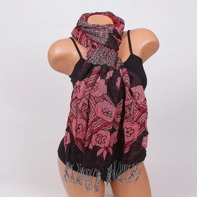 Топъл дамски шал в черно с червени цветя