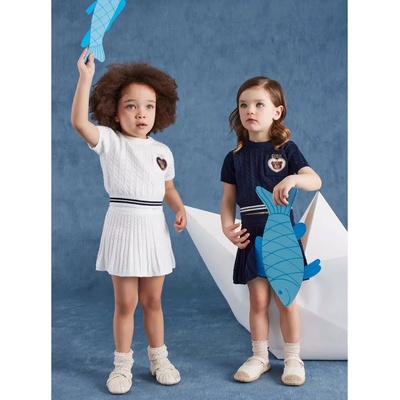 Guess Плетен комплект за мини момиче в бяло с тениска с мече и пола Guess