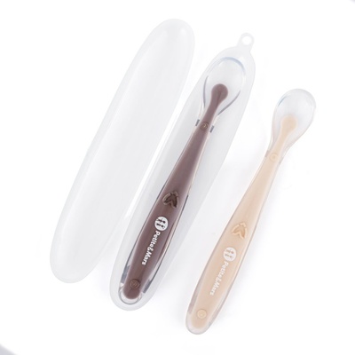 Petite&Mars Sada Silikonové lžičky s pouzdrem Take&Match Pea Ochre 2 ks