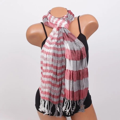 Дамски раиран шал в коралово, бяло и сиво