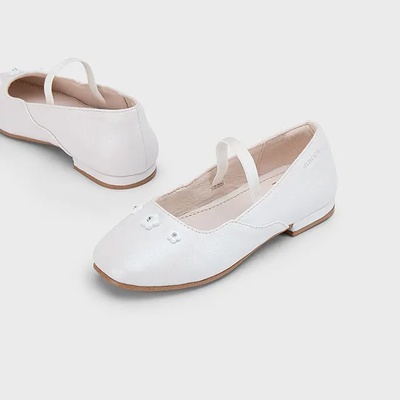 Mayoral Елегантни пантофки в цвят бял блясък за мини момиче Mayoral