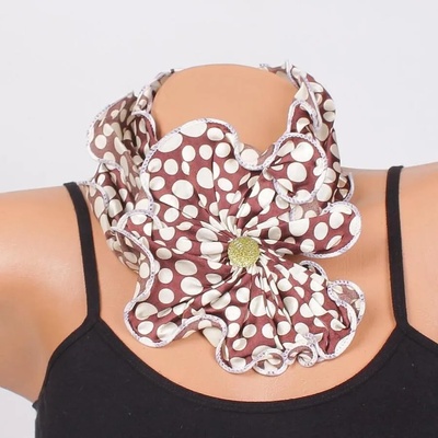 Фишу-цвете в кафяво на бели точки