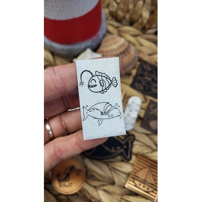 Koženkový štítok na lem Ryby Materiál/farba: LASER lesklá šedá