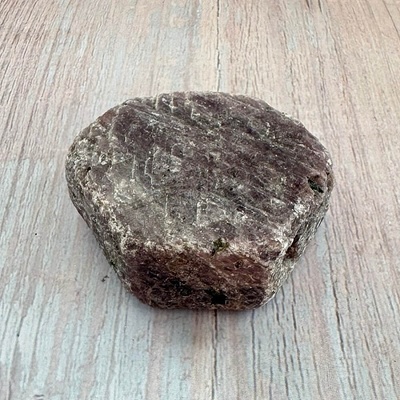 Nefertitis Rubín surový Tanzánie 4 NF55199 - cca 4,8 x 4,4 x 1,8 cm, 110 g