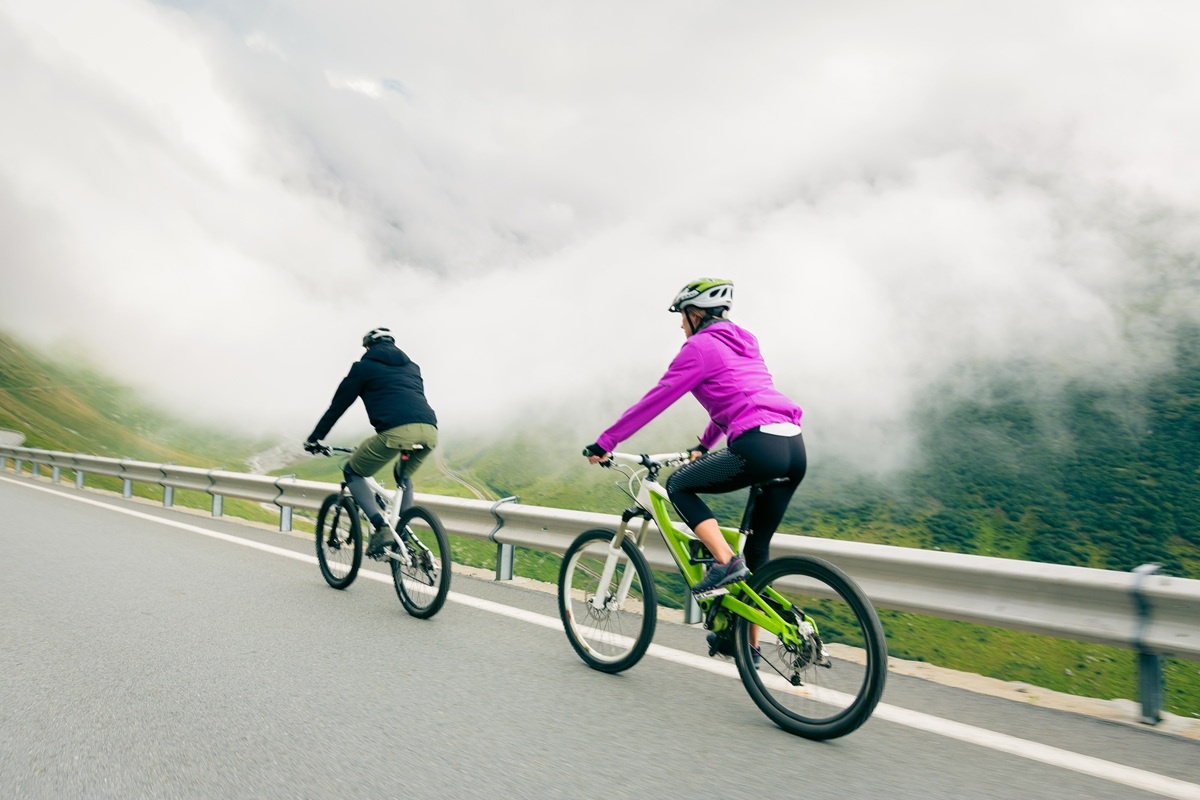  Muž a žena spoločne na bicykloch