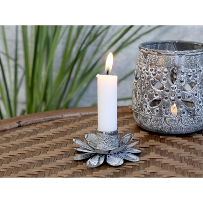 Zinkový antik svícen na úzkou svíčku Flower - 7*9*5cm - Chic Antique