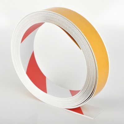 Odolná podlahová páska WT-500 se zkosenou hranou – PVC, červeno-bílá, 50 mm × 10 m