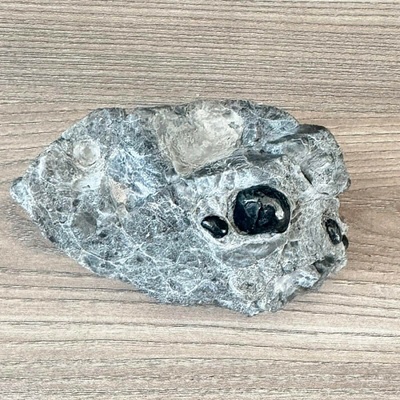 Nefertitis Obsidián Apačská slza v matrixu USA 75 NF64487 - cca 1,8 cm, 405 g