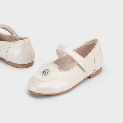 Mayoral Обувки с каишка церемония в перлен цвят с цвете за мини момиче Майорал