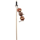 Hračka DUVO+ tyč na hranie s pletenou loptou hnedá 40 x 4 x 5 cm