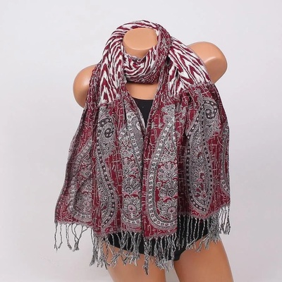 Ефектен шал в цвят бордо и бяло с орнаменти