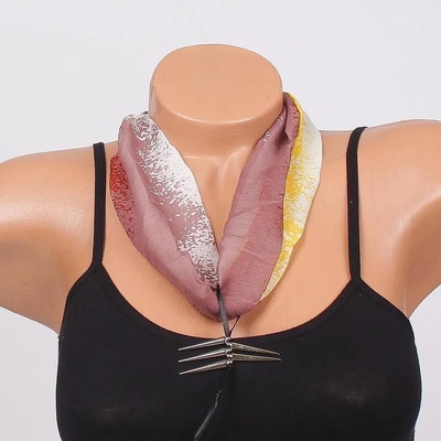 Фишу-колие с пръскан десен в цвят мока и бяло и висулки