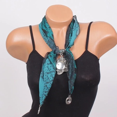 Ефектно фишу в зелено и черно с метално бижу - цвете