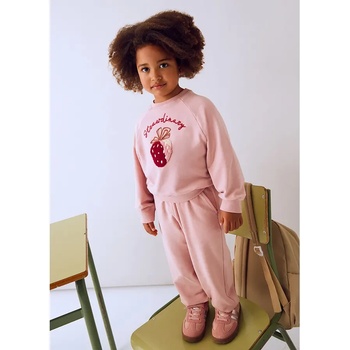 Mayoral Анцуг loose в розов цвят за мини момиче Mayoral с блуза с бродирана ягода и спортен панталон (НЕ Е ВАТИРАН)