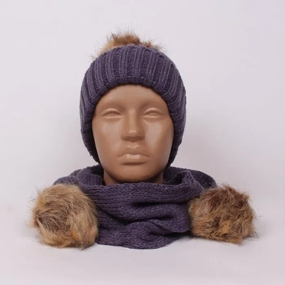 Тъмнолилав комплект от шапка и шал с кафяви меки пухчета