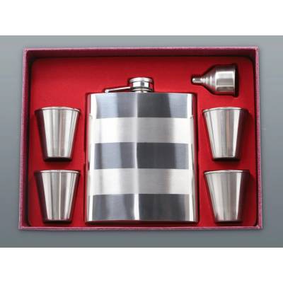 Súprava DESTILLATE ploskačka 540 ml + 4ks štamperlíkov 80 ml