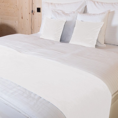 Biante přehoz na postel Zamatový Velvet Prémium SVP-024 Krémovo biely 50 x 180 cm