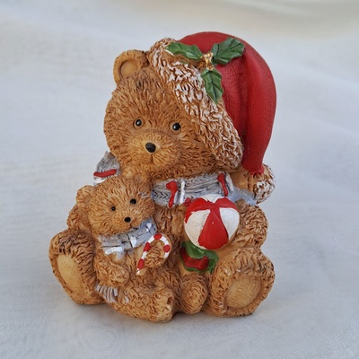 MagicHome Strend Pro Dekorácia Vianoce Medveď s červenou bundičkou 18x22x41 cm