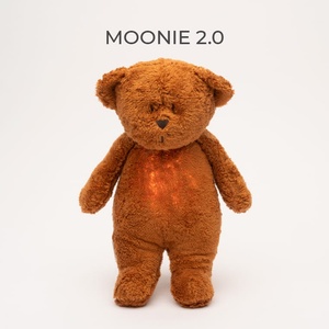 MOONIE organic 2.0: Приятелче за спокоен сън от органичен памук с нощна лампа и успокояващи звуци - МЕЧО "caramel (m-mcr2)
