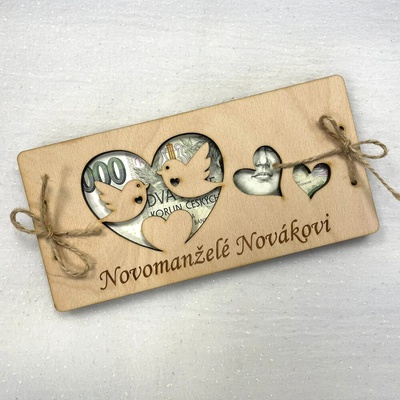 Dekorace z Česka Svatební dřevěné přání na bankovky - motiv 2 Nápis: Vlastní jména + věnování od koho na spodní díl + PLATBA PŘEDEM!