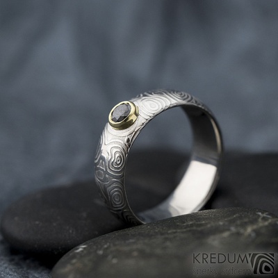 PRIMA a černý diamant ve zlatě kolečka prsten ocel damasteel SK1629
