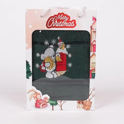 Зелена коледна кърпа с бродерия на мече и снежинки