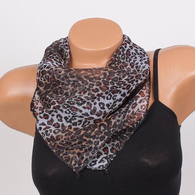 Модно дамско фишу с леопардов принт