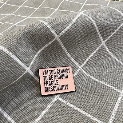Pinarna I'm too clumsy to be around fragile masculinity Jsem příliš nešikovná na to, abych se pohybovala v blízkosti křehké mužnosti tmavší – Zboží Dáma