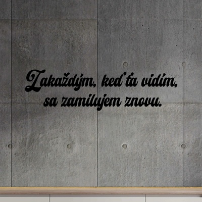 Drevený nápis na stenu - Zakaždým keď ťa vidím, sa zamilujem znovu.
