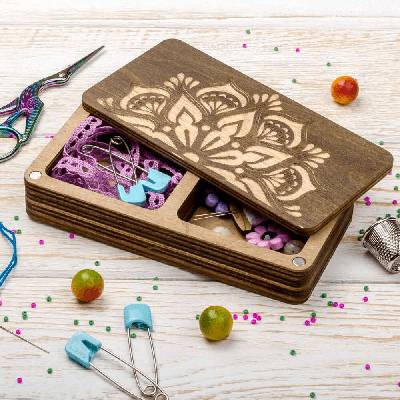 Wonderland Crafts Dřevěná krabička s jehelníčkem - dřevěná květina (2 sekce)