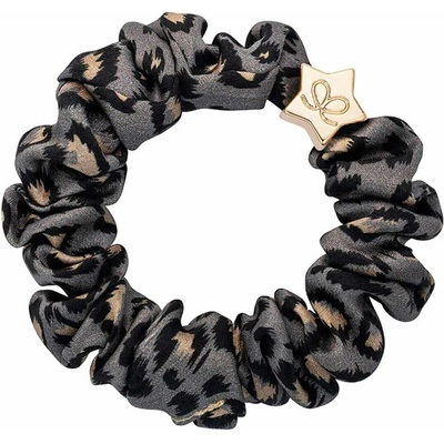 By Eloise London Gold Star Silk Scrunchie barva Grey Leopard