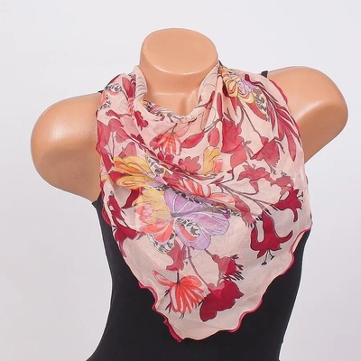 Копринено фишу в цвят светла праскова с цветя