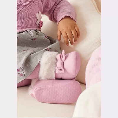 Mayoral Трикотажни ботушки за новородено момиче в лилаво Mayoral с панделки