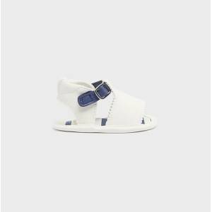 Mayoral Декоративни сандали за новородено момче в бял цвят с тъмно сини детайли Майорал