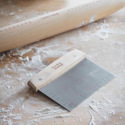 Garden Trading Kráječ na těsto Borough, přírodní barva, dřevo, kov – Zboží Dáma