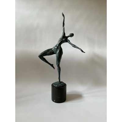 MODERNA BRONZOVÁ SOCHA NA MRAMOROVÉM PODSTAVCI