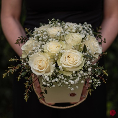 Krémový květinový box s růžemi a gypsophilou s doručením v Brně