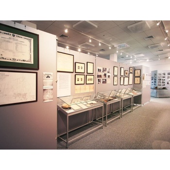 Expoint Výstavná vitrína stolová s šikmou kopulou 100 x 70 x 70 x 25 cm