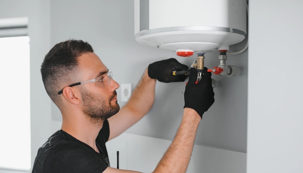 Instalatér seřizuje a kontroluje nově nainstalovaný kotel